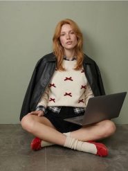 Dzianinowy sweter z ozdobnymi kokardkami - biały. Białe swetry damskie Sinsay, l, bez wzorów, z dzianiny, bez kołnierzyka, bez ramiączek, bez kaptura. Za 49.99 zł.