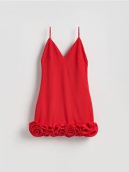 Sukienka z ozdobną aplikacją - czerwony. Czerwone sukienki damskie Reserved, l, z aplikacjami, z tkaniny, bez kołnierzyka, bez ramiączek, mini, dopasowane. Za 199.99 zł.