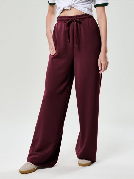 Spodnie soft touch z dodatkiem wiskozy - bordowy. Czerwone spodnie materiałowe damskie Sinsay, l, bez wzorów, z wiskozy. Za 49.99 zł.