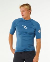 Męska koszulka z krótkim rękawem WAVES z lycry. Niebieskie koszulki sportowe męskie Rip Curl, l, bez wzorów, z elastanu, bez kołnierzyka, bez ramiączek, do pływania. Za 119.99 zł.