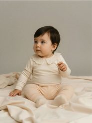 Bawełniane spodnie dresowe - kremowy. Białe spodenki niemowlęce Sinsay, bez wzorów, z bawełny. W wyprzedaży za 7.99 zł.