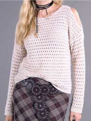Sweter z odkrytymi ramionami - kremowy. Białe swetry damskie Sinsay, l, bez wzorów, bez kołnierzyka, bez ramiączek, bez kaptura. W wyprzedaży za 25.99 zł.