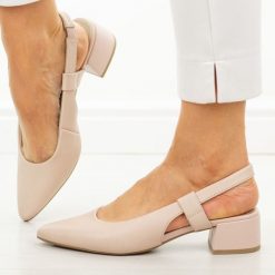 Beżowe skórzane czółenka damskie T.Sokolski 536. Brązowe czółenka damskie Sokolski, bez wzorów, ze skóry, biznesowe, bez obcasa, na obcasie, bez zapięcia. W wyprzedaży za 245.52 zł.