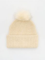Czapka beanie z pomponem - złamana biel. Czapki i kapelusze damskie Reserved, bez wzorów. W wyprzedaży za 39.99 zł.