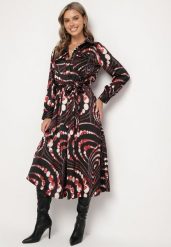 Czarno-Czerwona Rozkloszowana Sukienka o Koszulowym Kroju z Gumką w Pasie w Abstrakcyjny Wzór Daltinnia. Czarne sukienki damskie Born2be, na co dzień, l, bez wzorów, bez kołnierzyka, bez ramiączek, koszulowe. Za 99.99 zł.
