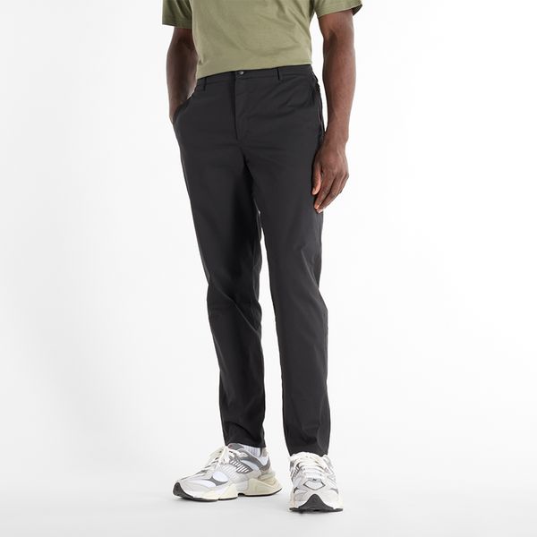 Spodnie męskie New Balance MP43554BK – czarne. Czarne spodnie materiałowe męskie New Balance, l, bez wzorów, z bawełny, klasyczne. Za 349.99 zł.