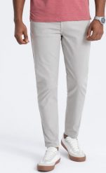 Ombre Spodnie męskie chino o dopasowanym kroju - szare V2 OM-PACP-0151 XL. Szare spodnie materiałowe męskie Ombre, m, bez wzorów. Za 149.99 zł.