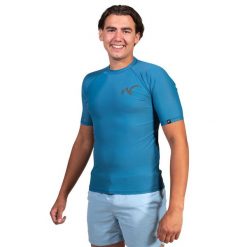 Męska koszulka surfing Watrflag Barcelona Bodyfit Niebieski. Niebieskie koszulki sportowe męskie WATRFLAG, m, bez wzorów, z poliesteru, bez kołnierzyka, bez ramiączek, do pływania. Za 129.00 zł.