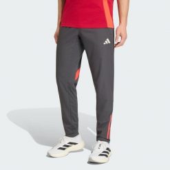 Spodnie Liverpool FC Tiro 25 Competition Presentation. Czarne spodnie sportowe męskie Adidas, bez wzorów, z dresówki, do piłki nożnej. Za 279.00 zł.