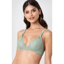 Andrea Hedenstedt x NA-KD Koronkowy biustonosz - Green. Biustonosze marki Andrea Hedenstedt x NA-KD. W wyprzedaży za 24.28 zł.