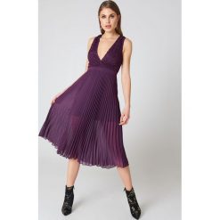 NA-KD Party Sukienka plisowana z głębokim dekoltem - Purple. Sukienki damskie marki NA-KD Party. W wyprzedaży za 60.88 zł.