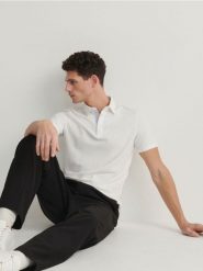 Koszulka polo regular - biały. Białe koszulki polo męskie Reserved, l, bez wzorów, z bawełny, bez ramiączek. W wyprzedaży za 59.99 zł.