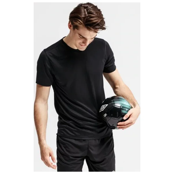 Umbro Koszulka Ss Silo Training Poly , czarny, rozmiar M. Czarne koszulki sportowe męskie Umbro, m, bez wzorów, z materiału, bez kołnierzyka, bez ramiączek, na fitness i siłownię, climacool (adidas). W wyprzedaży za 59.99 zł.