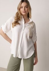 Biała Wiskozowa Koszula Nietoperzowa z Regulowanymi Rękawami i Haftem Maryrenna. Białe bluzki damskie Born2be, l, z aplikacjami, z jeansu, eleganckie, bez kołnierzyka, bez ramiączek. Za 69.99 zł.