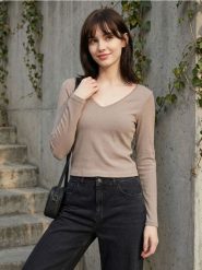 Bluzka z długim rękawem i koronką przy dekolcie - brązowy. Brązowe bluzki damskie Sinsay, l, bez wzorów, z koronki, bez kołnierzyka, bez ramiączek. Za 25.99 zł.