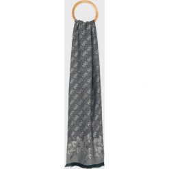 Guess Jeans - Chusta. Szare szaliki i chusty damskie Guess Jeans, z aplikacjami, z bawełny. W wyprzedaży za 169.90 zł.