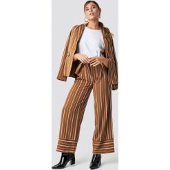 NA-KD Classic Szerokie spodnie w paski - Brown. Spodnie materiałowe damskie marki NA-KD Classic. Za 161.95 zł.