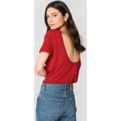 NA-KD Basic T-shirt z odkrytymi plecami - Red. Czerwone t-shirty damskie NA-KD Basic, z bawełny, z dekoltem na plecach. Za 52.95 zł.