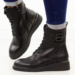 Czarne skórzane botki damskie T.Sokolski Z25-196. Czarne botki damskie Sokolski, na jesień, z jeansu, eleganckie, z okrągłym noskiem, bez obcasa, na płaskiej podeszwie, bez zapięcia. Za 359.00 zł.