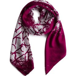 Chusta CALVIN KLEIN - Spray Print Foulard K60K605147 510. Szaliki i chusty damskie marki Calvin Klein. Za 269.00 zł.
