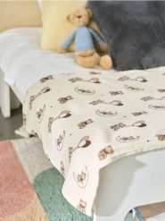 Koc z nadrukiem w misie - biały. Białe kocyki dla dzieci Sinsay. Za 15.99 zł.