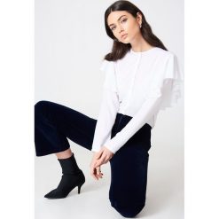 Rut&Circle Bluzka z falbankami Penny - White. Białe bluzki damskie marki Rut&Circle, bez wzorów, z poliesteru, bez kołnierzyka, bez ramiączek. W wyprzedaży za 60.97 zł.