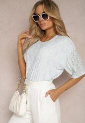 Jasnoniebieska Koronkowa Bluzka z Krótkim Rękawkiem Ulalia. Niebieskie bluzki damskie Renee, m, bez wzorów, z koronki, eleganckie, bez kołnierzyka, bez ramiączek. Za 39.99 zł.