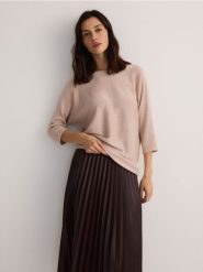 Sweter z metalizowaną nitką - różowy. Czerwone swetry damskie Reserved, l, bez wzorów, z wiskozy, bez kołnierzyka, bez ramiączek, bez kaptura. W wyprzedaży za 39.99 zł.