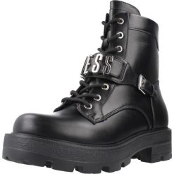 GUESS YANZY Czarny. Czarne trekkingi damskie Guess, trekkingowe. W wyprzedaży za 640.15 zł.