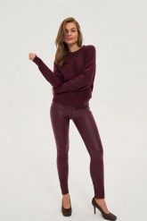 Woskowane spodnie burgundowe. Czerwone spodnie materiałowe damskie MOODO, l, bez wzorów, z elastanu. Za 139.99 zł.