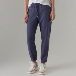 Spodnie jogger fit z lyocellu - Granatowy. Niebieskie spodnie materiałowe damskie Mohito, bez wzorów, z lyocellu. Za 99.99 zł.