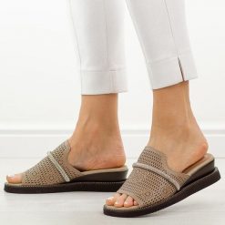 Beżowe skórzane klapki damskie na koturnie M.Daszyński 2267-14. Brązowe klapki damskie M.Daszyński, bez wzorów, ze skóry, casualowe, bez obcasa, na koturnie. Za 199.00 zł.