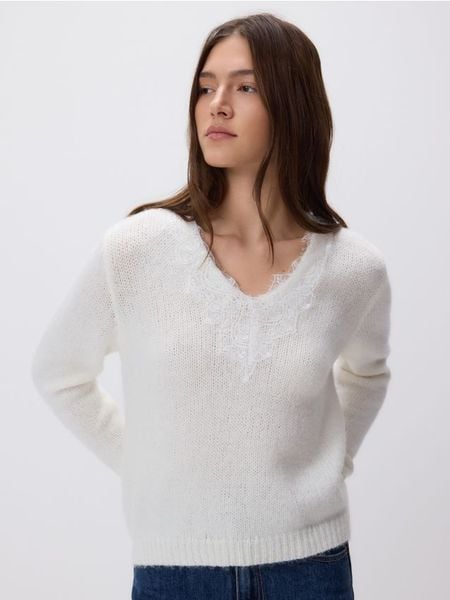 Sweter z koronkowym dekoltem - kremowy. Białe swetry damskie Reserved, l, bez wzorów, z dzianiny, bez kołnierzyka, bez ramiączek, bez kaptura. W wyprzedaży za 45.99 zł.