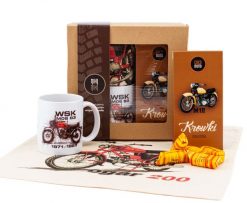 Zestaw prezentowy dla fana motocykli (Zawartość paczki: koszulka, torba, kubek, słodycze; Rozmiar koszulki / bluzy: L (męska); Kolor koszulki / bluzy:. Białe bluzy męskie nikiniki, l, bez wzorów, z bawełny, bez kaptura. Za 179.00 zł.
