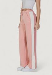 Spodnie Kobieta GUESS ACTIVE SUZANNE. Czerwone spodnie sportowe damskie Guess Active, m, z aplikacjami, z lycry. Za 375.45 zł.