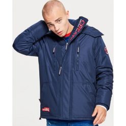 Przejściowa kurtka z kapturem - Granatowy. Niebieskie kurtki męskie Cropp. Za 249.99 zł.