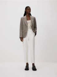 Spodnie w kant z bawełną - biały. Białe spodnie materiałowe damskie Reserved, bez wzorów, z bawełny. Za 109.99 zł.