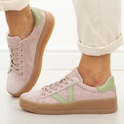 Różowe skórzane półbuty damskie Vinceza 79597. Czerwone obuwie sportowe damskie VINCEZA, na jesień, bez wzorów, z jeansu, casualowe, z okrągłym noskiem, bez obcasa, na płaskiej podeszwie, bez zapięcia. Za 239.00 zł.