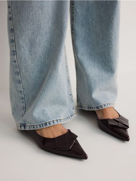 Baleriny z detalem na cholewce - mahoniowy. Brązowe baleriny damskie Reserved, bez wzorów, ze skóry, bez obcasa. W wyprzedaży za 89.99 zł.