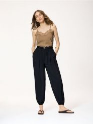 Spodnie z paskiem - czarny. Czarne spodnie materiałowe damskie Reserved, l, bez wzorów, z wiskozy. Za 129.99 zł.