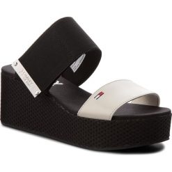 Klapki TOMMY JEANS - Meterial Mix Flatform Sandal EN0EN00217 Off White 156. Klapki damskie marki Tommy Jeans. W wyprzedaży za 219.00 zł.