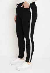 Czarne Dopasowane Jeansy z Regularnym Stanem i Lampasami Nelipha. Czarne jeansy damskie Born2be, plus size. Za 49.99 zł.