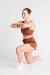 Szorty LOEWI prążkowane, miękka bawełna 450 g/m² – brązowy. Brązowe szorty sportowe damskie AESTHETIC WOLF, m, bez wzorów, z bawełny, na fitness i siłownię. Za 109.99 zł.