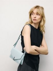 Torebka na ramię - jasnoniebieski. Niebieskie torby na ramię damskie Reserved, bez wzorów, ze skóry, klasyczne, bez dodatków. Za 139.99 zł.