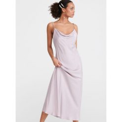 Bieliźniana sukienka maxi - Fioletowy. Fioletowe sukienki damskie Reserved, bez wzorów, bez kołnierzyka, bez ramiączek, maxi. W wyprzedaży za 99.99 zł.