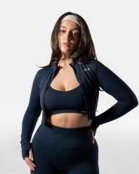Damska krótka bluza rozpinana LuxForm na fitness i pilates – granatowy. Niebieskie bluzy damskie AESTHETIC WOLF, uniwersalny, bez wzorów, z materiału, bez kaptura, na fitness i siłownię. Za 239.99 zł.