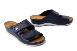 DR. BRINKMANN 700616-05 blau, klapki damskie. Niebieskie klapki damskie Dr. Brinkmann, bez wzorów, ze skóry, bez obcasa. Za 191.92 zł.