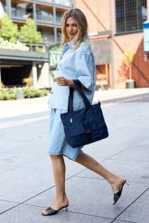 Damska Torebka lekka listonoszka Bellugio A4 na ramię do pracy shopperka granatowa J38. Torby na ramię damskie bez wzorów, biznesowe, bez dodatków. Za 54.99 zł.