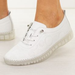 Białe skórzane półbuty damskie Filippo Dp7810/26. Białe półbuty damskie Filippo, na lato, bez wzorów, z jeansu, casualowe, z okrągłym noskiem, bez obcasa, na płaskiej podeszwie, bez zapięcia. Za 219.00 zł.