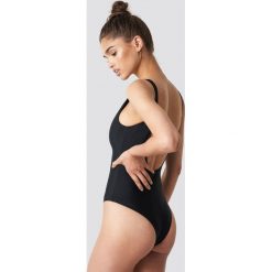 NA-KD Swimwear Kostium kąpielowy z detalem - Black. Kostiumy jednoczęściowe damskie marki NA-KD Swimwear. W wyprzedaży za 60.97 zł.